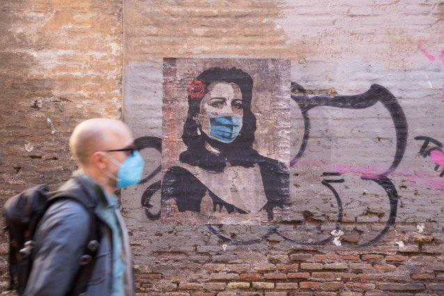 Mural of Italian/Roman actress Anna Magnani (1908­–1973) with face mask, April 2020