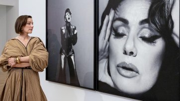 Tina Arena AM with her portrait