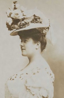 Florrie Forde (in hat)