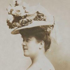 Florrie Forde (in hat)