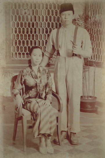 Tjen Tjhin Hwat Toen and Njonja by Herdé