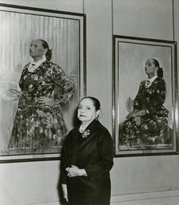 Helena Rubinstein with Graham Sutherland portraits, c. 1964