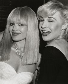 Lyndall Hobbs and Marilyn at the Come as your favourite blonde party, Blitz Club, London, 1979 Robert Rosen