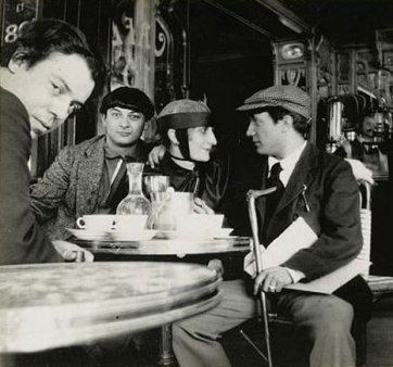 Manuel Ortiz de Zarate, Moïse Kisling, Pablo Picasso et Paquerette, le 12 août 1916 devant le café La Rotonde à Montparnasse by Jean Cocteau