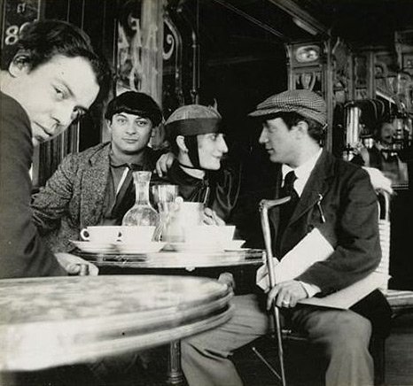 Manuel Ortiz de Zarate, Moïse Kisling, Pablo Picasso et Paquerette, le 12 août 1916 devant le café La Rotonde à Montparnasse