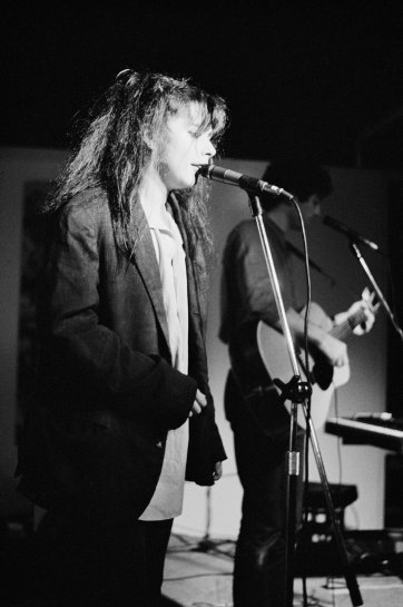 The Lighthouse Keepers, ANU Union, Canberra, 1983. Juliet Ward (vocals), Greg Appel (guitar) 'pling